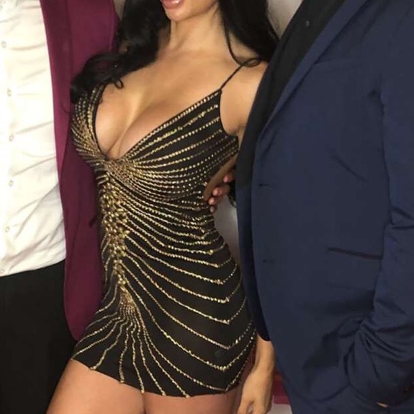 Dresses & Skirts - Beautiful holt dress 🎉🖤